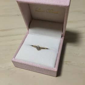 【Love Bond(ラブボンド)の口コミ】 くすんだゴールドの色味が素敵で、これに決めました。また、ダイヤの台座…