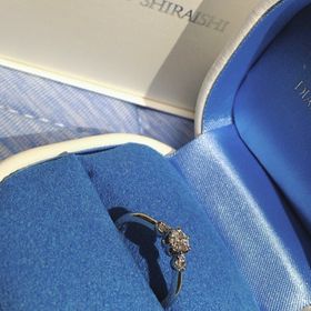 【銀座ダイヤモンドシライシの口コミ】 とにかくダイヤモンドの大きさと輝きが決め手でした。角度を変えるごとに…