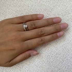 【ジュエリーツツミ(JEWELRY TSUTSUMI)の口コミ】 シンプルで指が綺麗に見える指輪を希望していました。こちらのリングはウ…