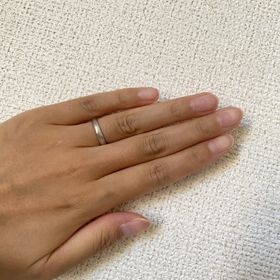 【ジュエリーツツミ(JEWELRY TSUTSUMI)の口コミ】 はじめは少し細めのデザインが希望でしたが、主人の指が太めで細めデザイ…
