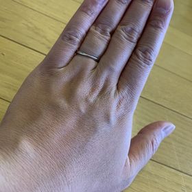 【銀座ダイヤモンドシライシの口コミ】 色々なお店に行きたくさん悩みました。
指が太いためシャープに見えるデザ…