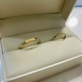 【RosettE(ロゼット)の口コミ】 彼女の婚約指輪がMAGICだったので、結婚指輪も揃えて購入しました。
金色…