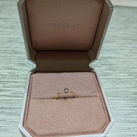 【TRECENTI(トレセンテ)の口コミ】 デザイン、
品質、カット、全てにおいて
彼女が気に入ったため、購入にい…
