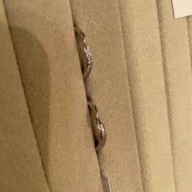 【TRECENTI(トレセンテ)の口コミ】 婚約指輪との重ねづけもできそうだから。
男性側もデザインが施されていて…