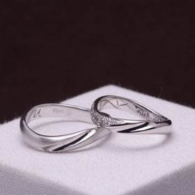 【JEWELRY  KAMATA(ジュエリーかまた)の口コミ】 凄い数の中から納得の行くまで試着をさせて頂き、お互い指が短く太めの為…