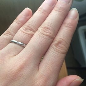 【Petit Marie(プチマリエ)の口コミ】 シンプルながらもダイヤがポイントの指輪です。裏側には、誕生石とイニシ…