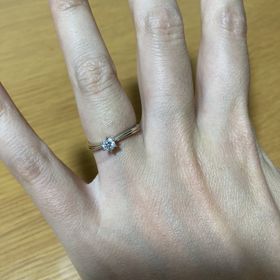 【ケイウノ ブライダル(K.UNO BRIDAL)の口コミ】 指輪のデザイン：曲線がキレイで婚約指輪1つでも存在感があるが、結婚指輪…