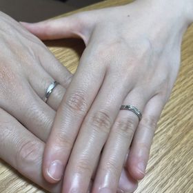 【銀座ダイヤモンドシライシの口コミ】 メンズの方はシンプルだけどリボンのような柔らかいデザインと一部にブラ…