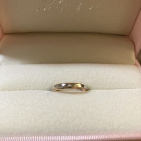 【Petit Marie(プチマリエ)の口コミ】 指輪のデザインと価格帯で決めました。シンプルでも、少し変わったデザイ…