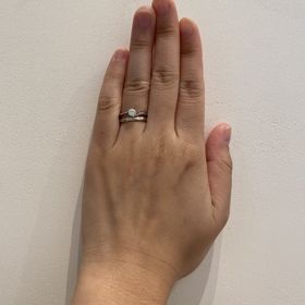 【TOMOE(トモエ)の口コミ】 デザインが、シンプルかつオリジナルがあり一石のダイヤが綺麗なのと、ラ…