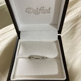 【Dolfani(ドルファーニ )の口コミ】 指輪のデザインはスタイリッシュかつ、ストレートタイプの指輪よりも緩や…