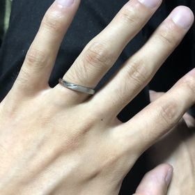 【銀座ダイヤモンドシライシの口コミ】 光沢・非光沢の境目がかっこよく、緩やかにウェーブの形状もとても素敵で…