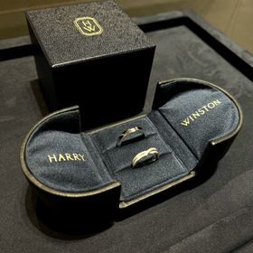 【ハリー・ウィンストン(Harry Winston)の口コミ】 ２回ほど店舗で試着をして決めました。新郎の指輪は、指輪の側面が角ばっ…