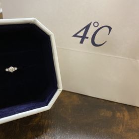 【4℃ BRIDAL(ヨンドシーブライダル)の口コミ】 パートナーがデザインを気に入った為
中心のダイヤを左右の2つのダイヤが…