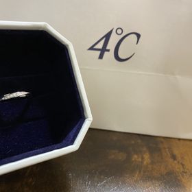 【4℃ BRIDAL(ヨンドシーブライダル)の口コミ】 パートナーが気に入ったデザインというのが1番の決めて。婚約指輪と重ね付…