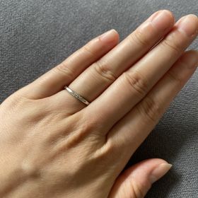 【ティファニー(Tiffany & Co.)の口コミ】 ブランドは婚約指輪と同じティファニーと決めていて、その中のこの指輪の…