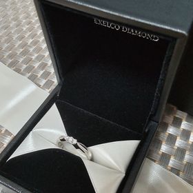 【エクセルコダイヤモンド(EXELCO DIAMOND)の口コミ】 デザインがとても気に入りました。ダイヤモンドが3つ着いておりシンプルだ…