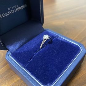 【銀座ダイヤモンドシライシの口コミ】 他の店舗でも婚約指輪をいくつか試着したのですが、この指輪はとなりの指…