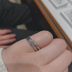 【銀座ダイヤモンドシライシの口コミ】 指輪のデザインが豊富なため、どれにするか迷うかなと思いましたがスタッ…