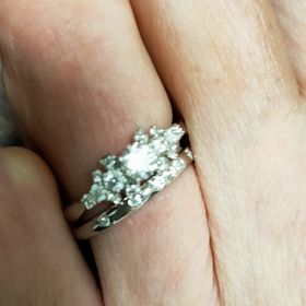 【銀座ダイヤモンドシライシの口コミ】 指輪のデザインが価格以上に素晴らしく、輝きも申し分無い事より決めまし…