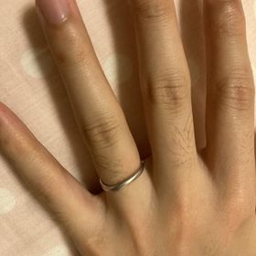 【銀座ダイヤモンドシライシの口コミ】 細めの指に合うデザインと、つや消し加工が気に入りました。
つや消しは手…