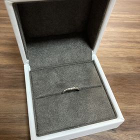 【COEUR D'OR(クゥドール)の口コミ】 婚約指輪に合う指輪を探しており、この結婚指輪を選びました。華奢なデザ…