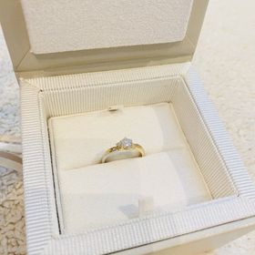 【AMOUR AMULET(アムール・アミュレット)の口コミ】 金とプラチナの2色のデザインに一目惚れしました。
結婚指輪との相性も良…