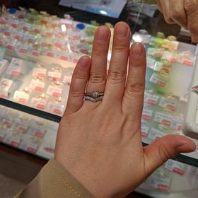 【玉煌(ギョクオウ)の口コミ】 婚約指輪のデザイン的にストレートの指輪だとフレームに当たってしまうた…