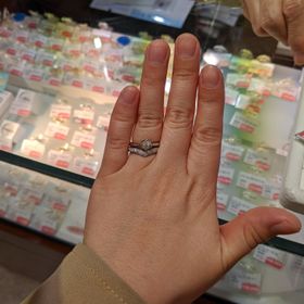 【玉煌(ギョクオウ)】の口コミ 婚約指輪のデザイン的にストレートの指輪だとフレームに当たってしまうため...