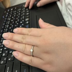 【エクセルコダイヤモンド(EXELCO DIAMOND)の口コミ】 デザインが素晴らしい。
普段使いもできるお洒落なデザイン。
ダイヤモン…