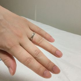 【銀座ダイヤモンドシライシの口コミ】 結婚指輪は似たようなデザインが多いですが、太さやエッジの出方など、細…
