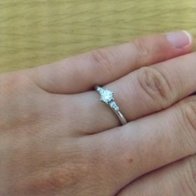 【canal4℃(カナルヨンドシー)の口コミ】 そこまで派手でなく、結婚指輪と一緒に重ねてつけることもできるような指…