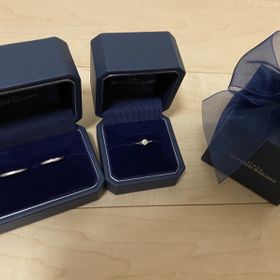 【銀座ダイヤモンドシライシの口コミ】 デザインがストレートなのに斜めにダイヤが入っていたところです。指が細…