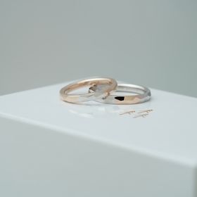 【THREE TREES(スリーツリーズ)の口コミ】 妻と二人でデザインを考えてから店舗に伺いました。鏡面仕上げで表面はデ…