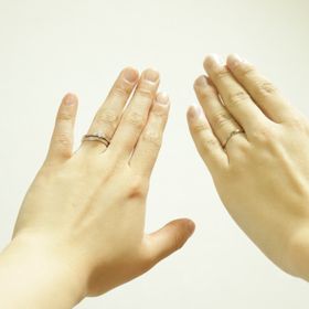 【銀座ダイヤモンドシライシの口コミ】 質感は肌に馴染むよう感じで、仕事中も邪魔にならない。ウェーブが掛かっ…