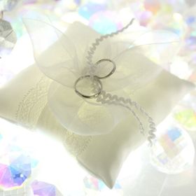 【銀座ダイヤモンドシライシの口コミ】 ウェーブがあるものでキラキラしているデザインが欲しかったので、自分た…