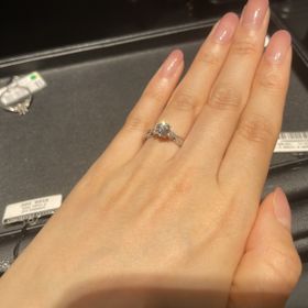 【エクセルコダイヤモンド(EXELCO DIAMOND)の口コミ】 ダイヤモンドの輝きがとにかくすごいです。キラキラ眩しくて目を細めてし…