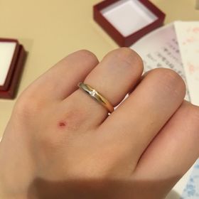 【アンジェリックフォセッテ(Angelique Fossette)の口コミ】 もともとの商品の地金の色をイエローとピンクに変更したものです。シンプ…