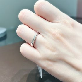 【アイプリモ(I-PRIMO)の口コミ】 くぼみにダイヤモンドが留められていて、横から見るとダイヤモンドの横顔…