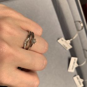 【ケイウノ ブライダル(K.UNO BRIDAL)の口コミ】 彼から頂いた婚約指輪がケイウノさんのものだったので、絶対ここで購入す…