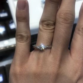 【YUKIZAKI BRIDAL(ユキザキブライダル)の口コミ】 大きいダイヤの横に、小さいダイヤが２つ付いているデザインがとても気に…