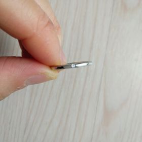 【Timeless ones Lovers(タイムレスワンズラバーズ)の口コミ】 ワンポイントで、シンプルなデザインが気に入りました。内側が丸く、指輪…