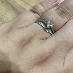 【STAR JEWELRY(スタージュエリー)の口コミ】 婚約指輪に合うvラインをさがしていました。石がフルでついているタイプと…