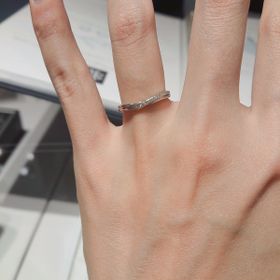 【銀座ダイヤモンドシライシの口コミ】 たくさん指輪のデザインがあって迷っていたら、店員さんからいろいろな種…