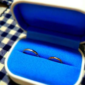 【銀座ダイヤモンドシライシの口コミ】 シンプルなのがよかったので、余計な装飾をせず、裏側に石を１つはめ込み…