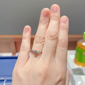 【銀座ダイヤモンドシライシの口コミ】 ずっとVの細身のリングを探していましたが、スタッフの方にこの先何十年と…