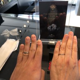 【エクセルコダイヤモンド(EXELCO DIAMOND)の口コミ】 最初はストレートでシンプルなデザインを希望していましたが色々サンプル…