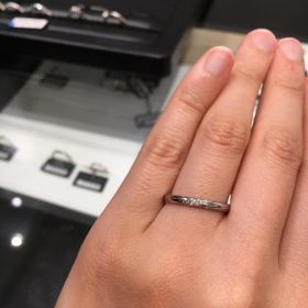 【ラザール ダイヤモンド(LAZARE DIAMOND)の口コミ】 プラチナの鍛造リングになります。ダイヤが5石入っており普段使いもしやす…