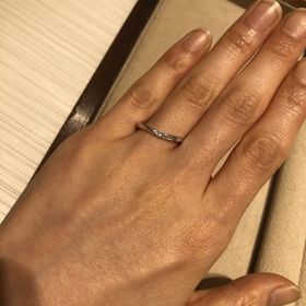 【TRECENTI(トレセンテ)の口コミ】 華奢な指に馴染むデザイン。ほっそりしていますが、小さめのダイヤが複数…