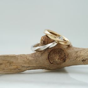 【THREE TREES(スリーツリーズ)の口コミ】 素材は私はゴールドが希望で、彼はプラチナが希望でした。既製品の結婚指…